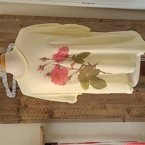 Wild fox T-shirt with flowers